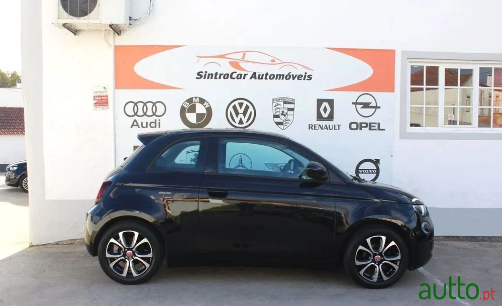 2022' Fiat 500e Action photo #4