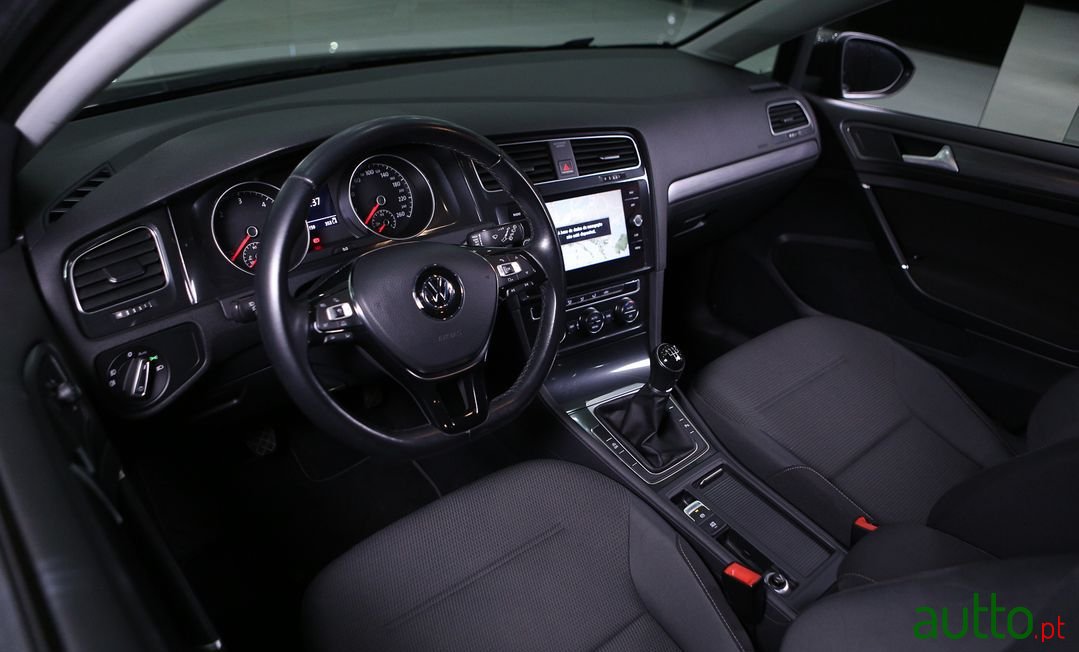 2018' Volkswagen Golf photo #6