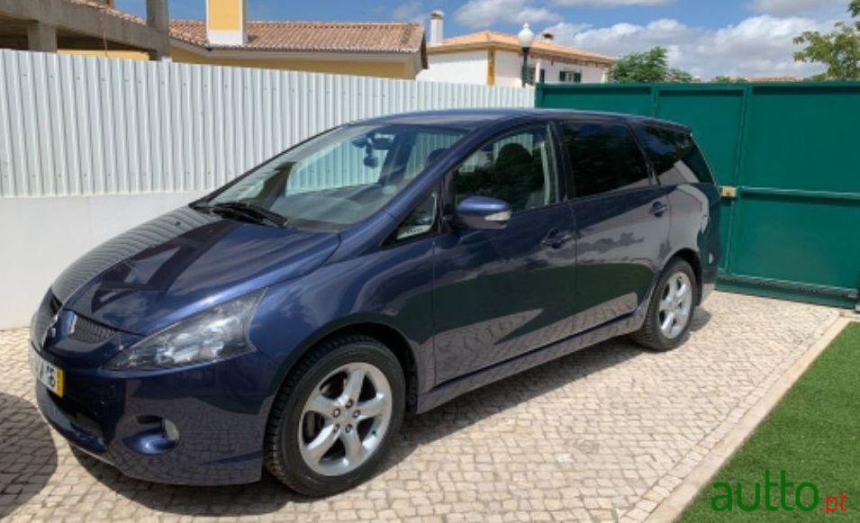 2005' Mitsubishi Grandis Instyle photo #2