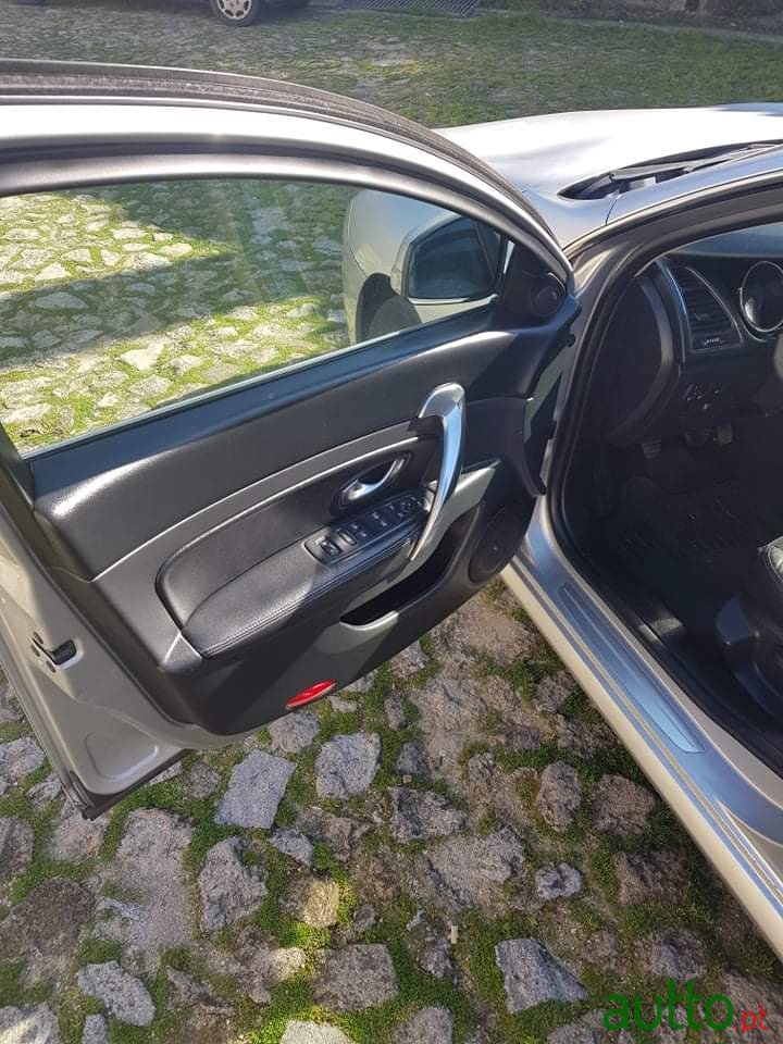 2012' Renault Latitude photo #1