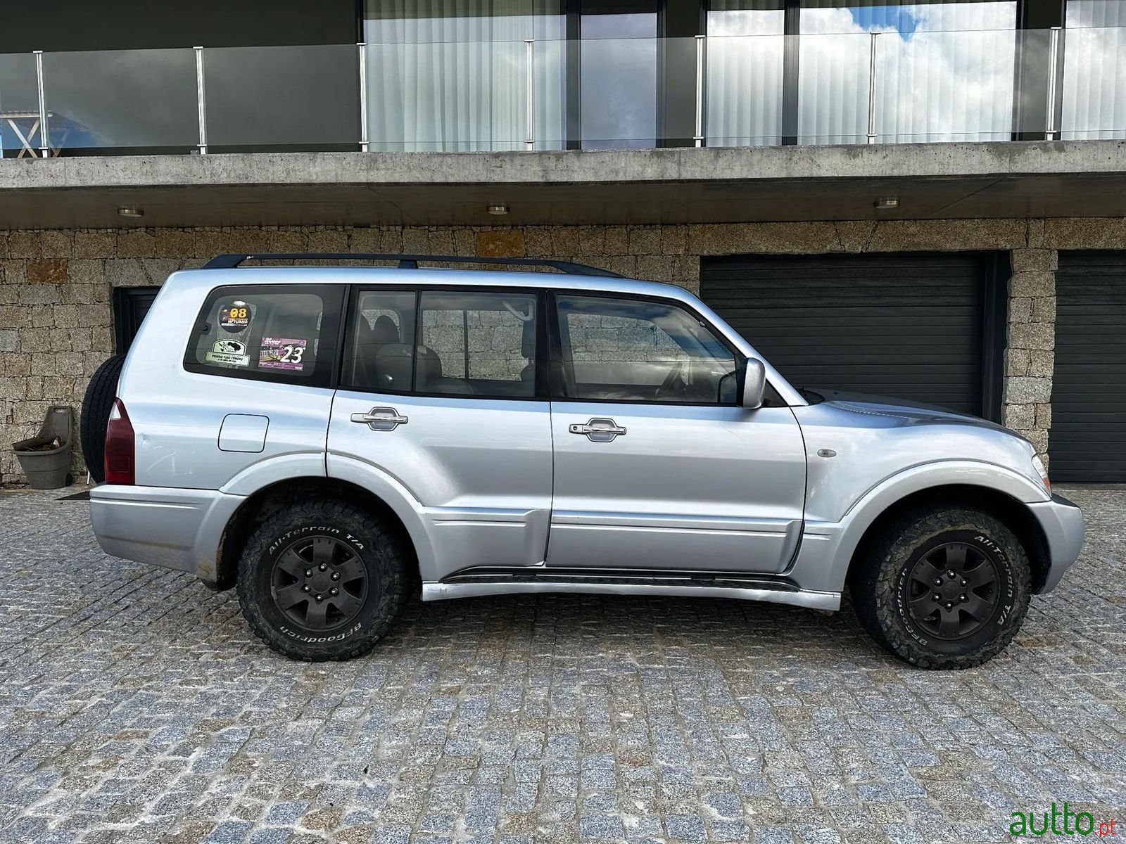 2004' Mitsubishi Pajero photo #1