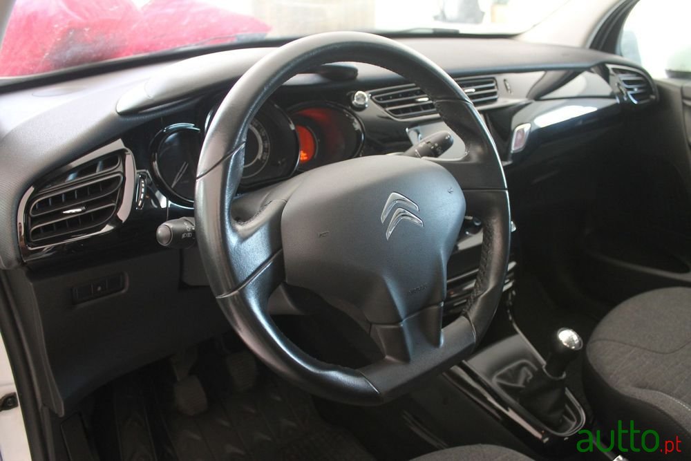 2015' Citroen C3 Pure Tech Vti Selection photo #5