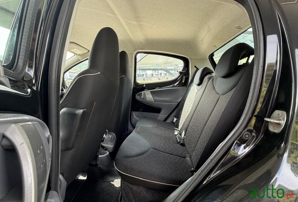 2010' Peugeot 107 1.0 Active 2-Tronic photo #6