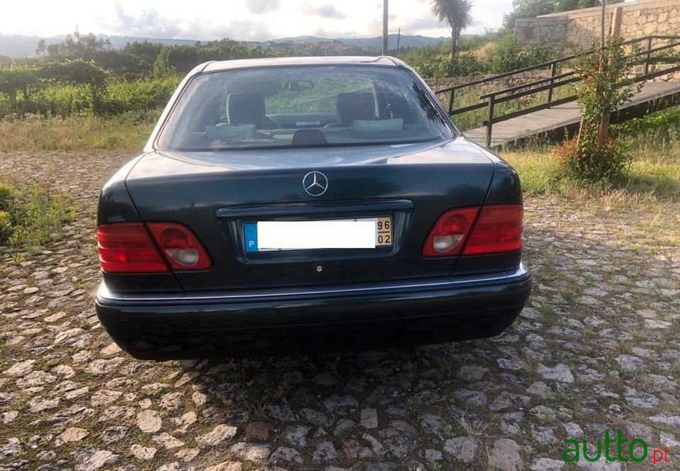 1996' Mercedes-Benz E-220 photo #2