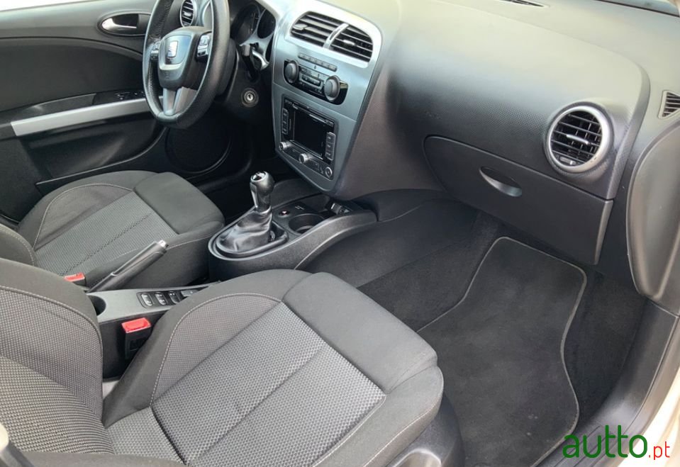 2010' SEAT Leon Sport photo #2