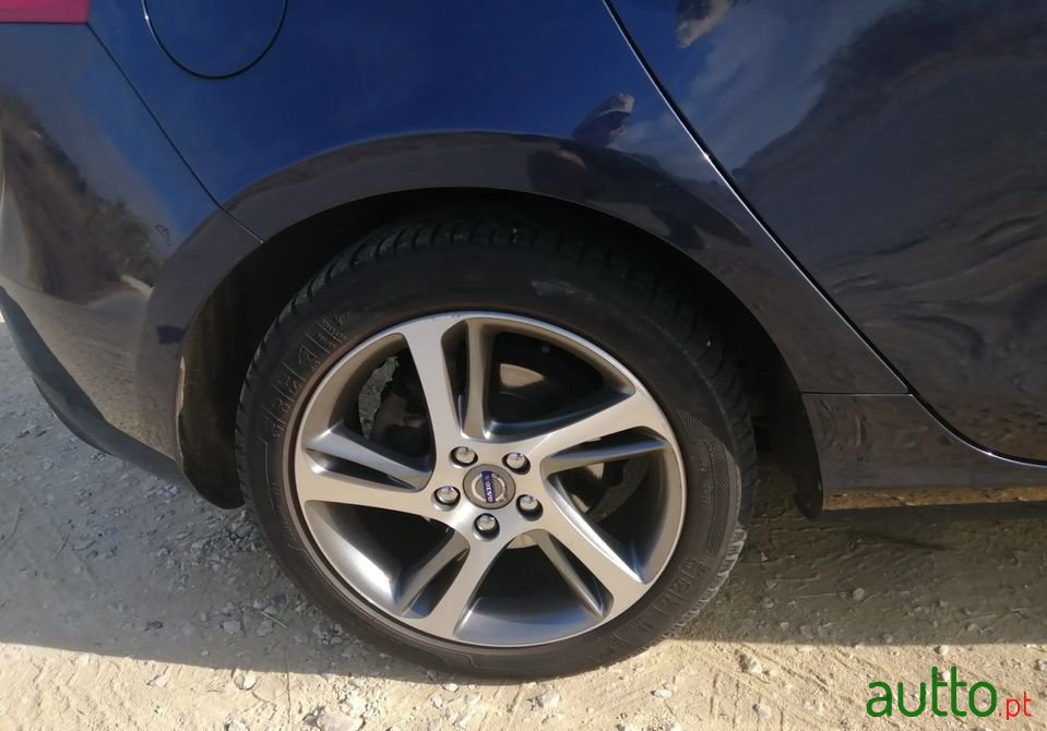 2015' Volvo V40 photo #6