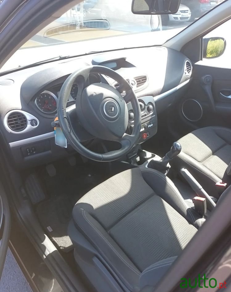 2009' Renault Clio photo #4