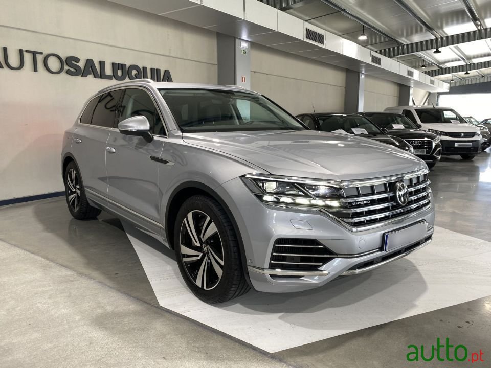 2021' Volkswagen Touareg photo #5