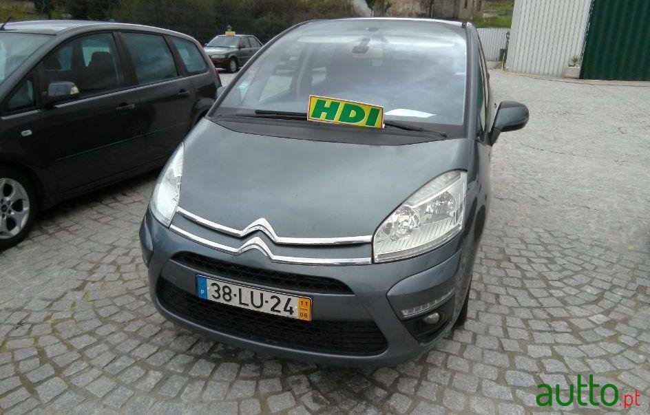 2011' Citroen C4 Picasso photo #2