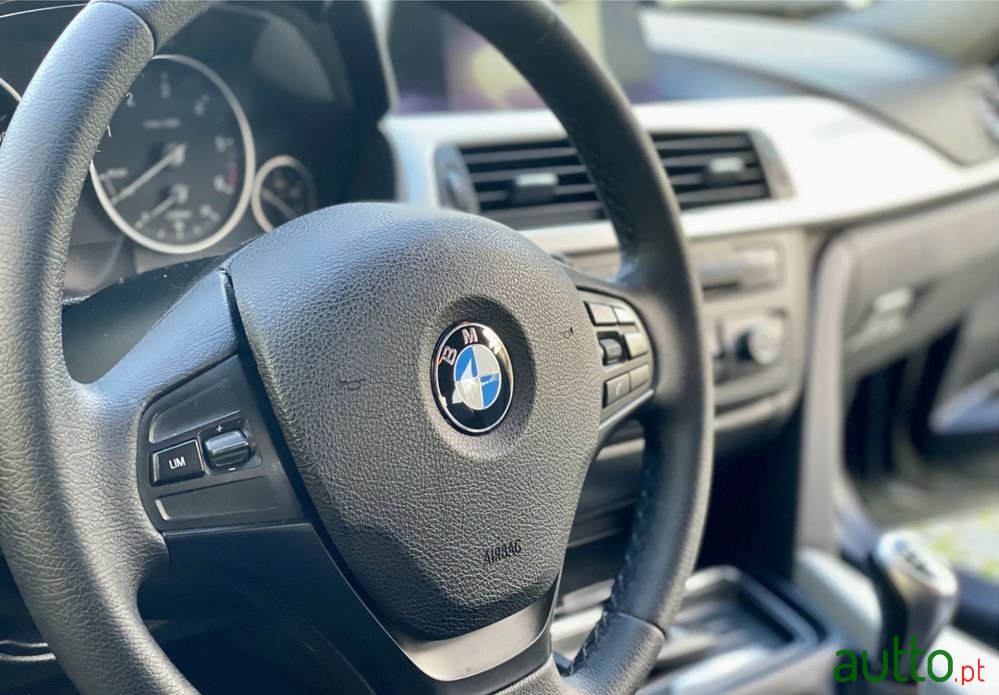 2013' BMW 320 photo #1