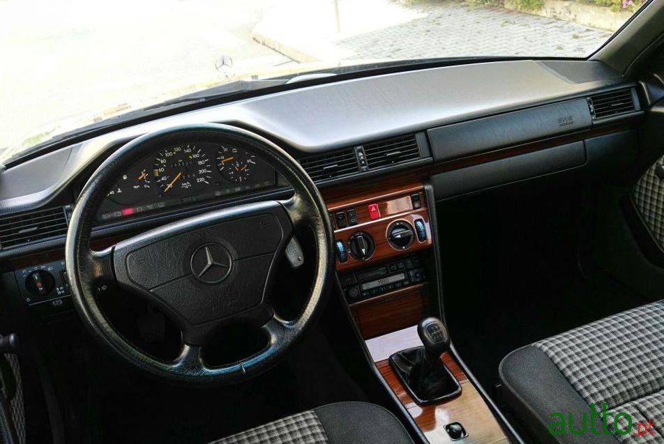 1994' Mercedes-Benz E-250 photo #1