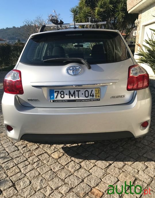 2012' Toyota Auris photo #3