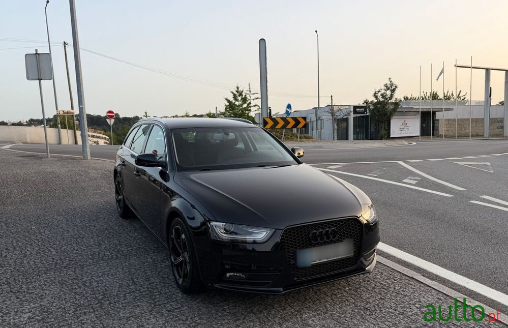 2013' Audi A4 Avant photo #2