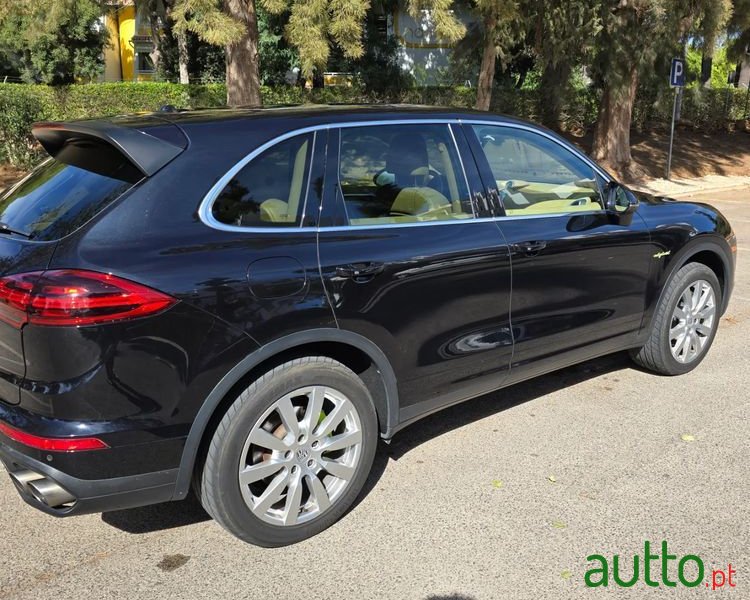 2016' Porsche Cayenne S E-Hybrid photo #5