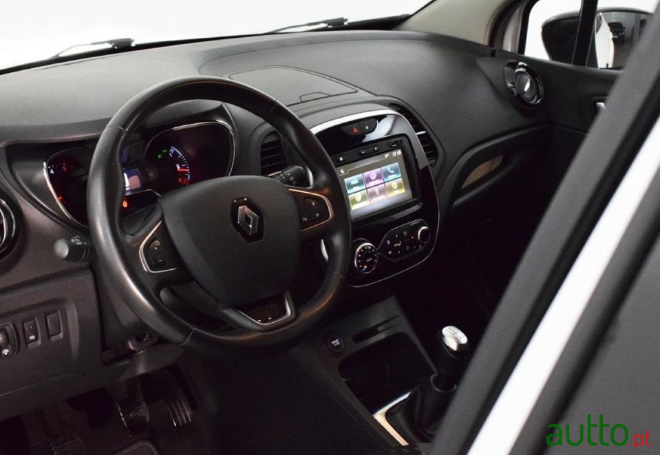 2019' Renault Captur photo #5