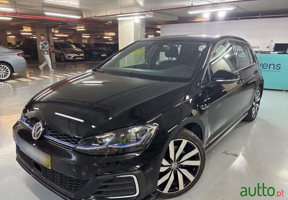 2019' Volkswagen Golf photo #1