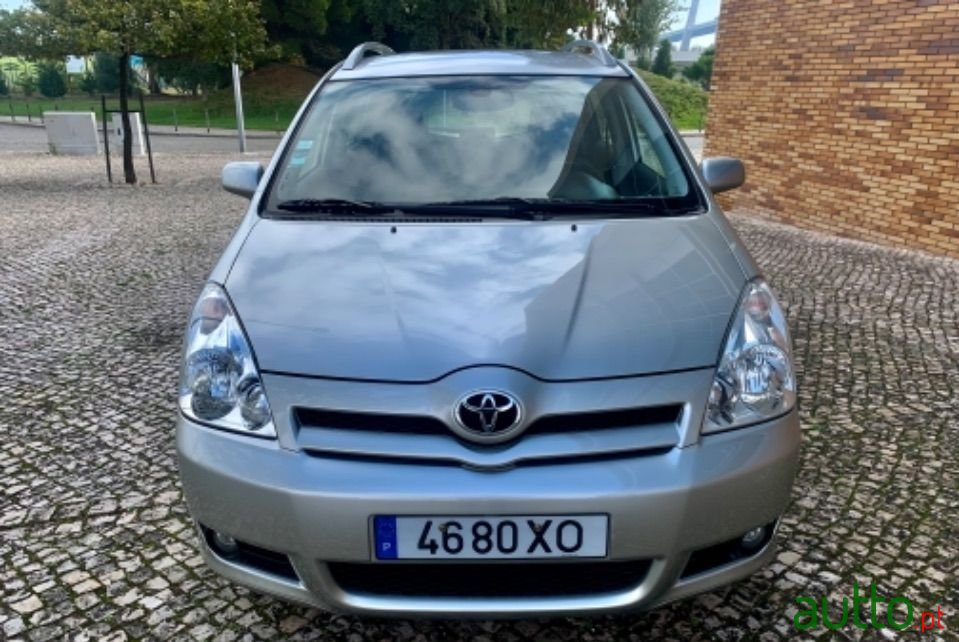 2004' Toyota Corolla Verso photo #2