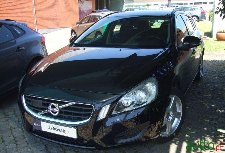 2010' Volvo V60 D3 Momentum photo #2