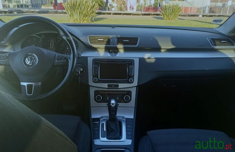 2011' Volkswagen Passat photo #2