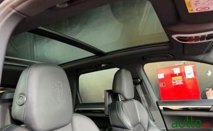 2016' Porsche Cayenne Platinum Edition photo #2