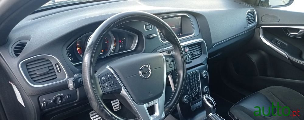 2018' Volvo V40 2.0 D3 R-Design Geartronic photo #3