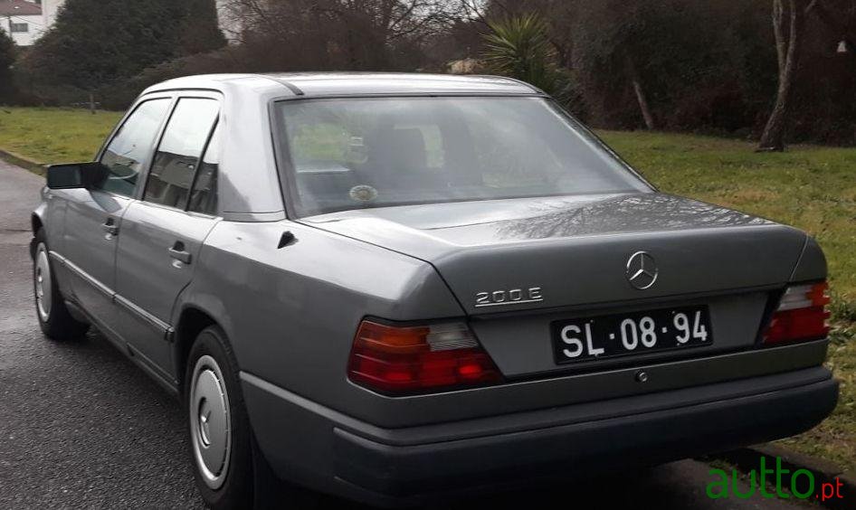 1989' Mercedes-Benz 200 E photo #1