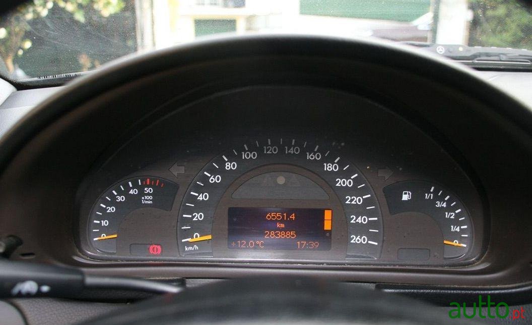 2002' Mercedes-Benz 220 photo #2