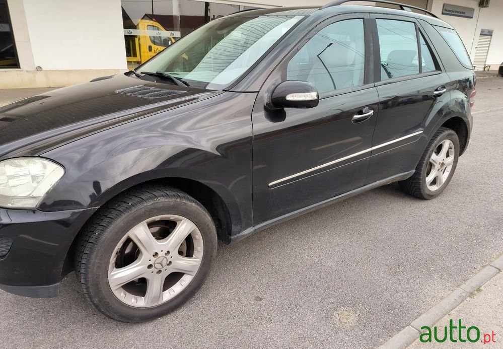 2007' Mercedes-Benz 320 photo #1