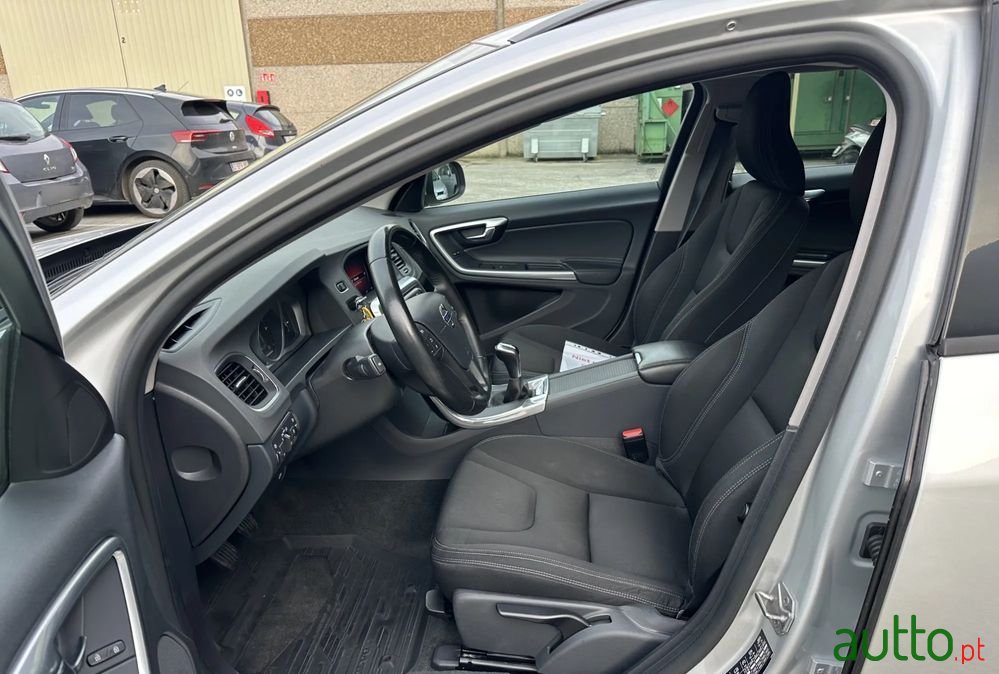 2018' Volvo V60 2.0 D2 Kinetic photo #6