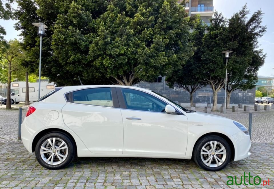 2010' Alfa Romeo Giulietta photo #5