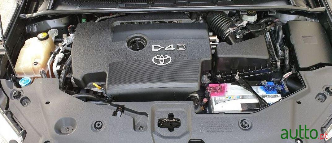 2010' Toyota Avensis Touring Sports T27 photo #2