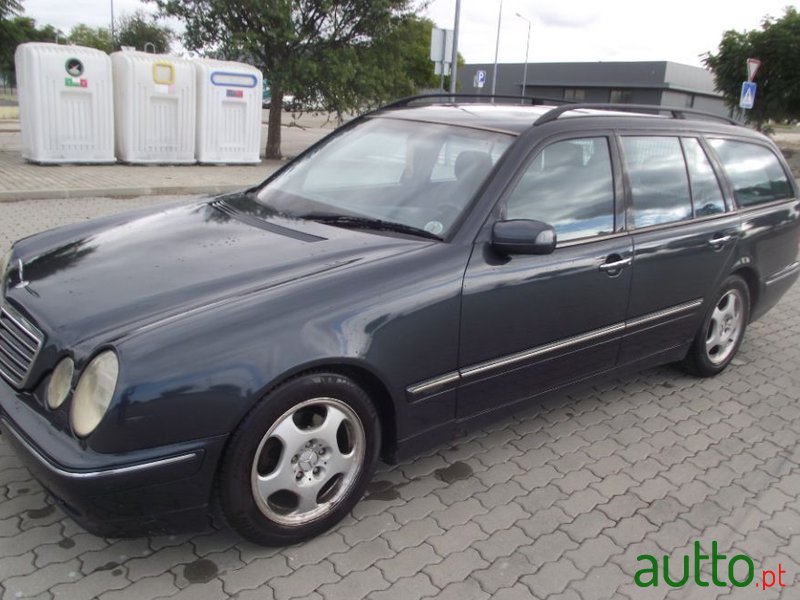 2002' Mercedes-Benz E-220 photo #1