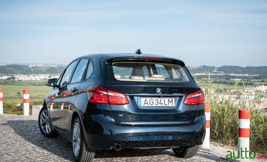 2017' BMW 225Xe Active Tourer photo #5