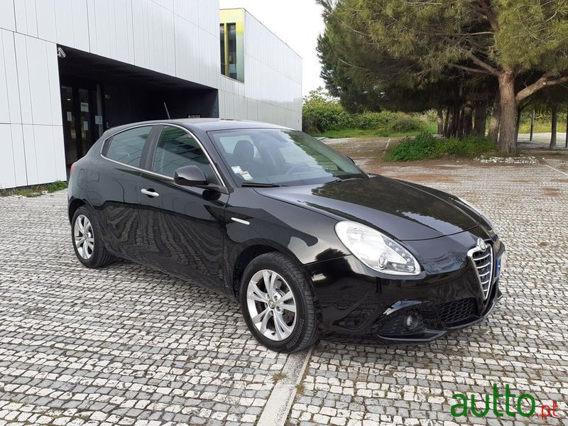 2012' Alfa Romeo Giulietta photo #1