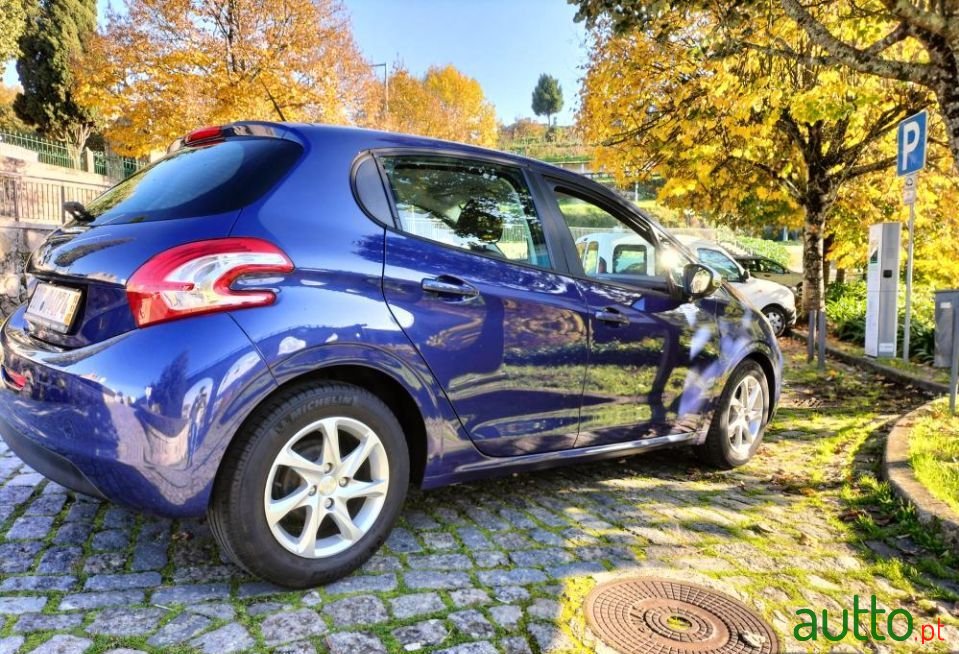 2015' Peugeot 208 photo #2