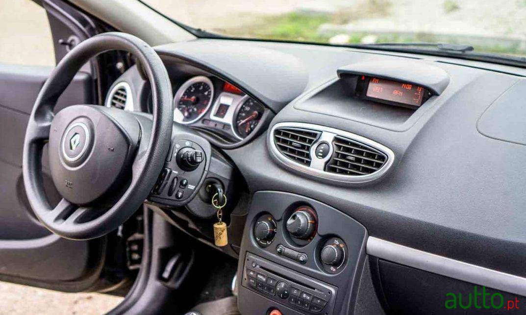 2009' Renault Clio photo #1