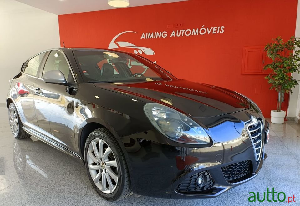 2011' Alfa Romeo Giulietta photo #6