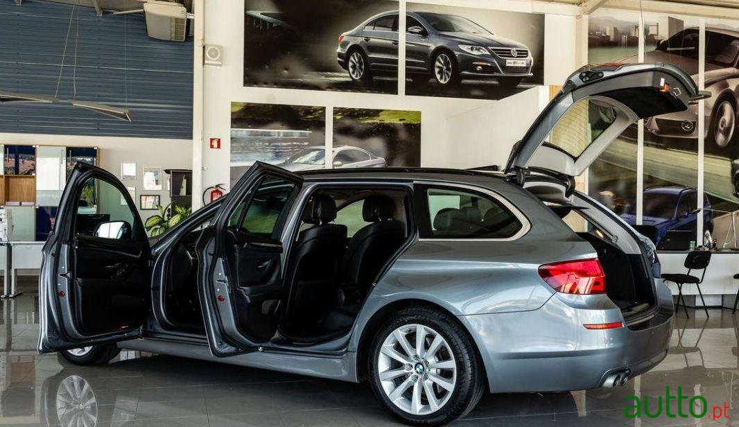 2011' BMW 520 Touring photo #1