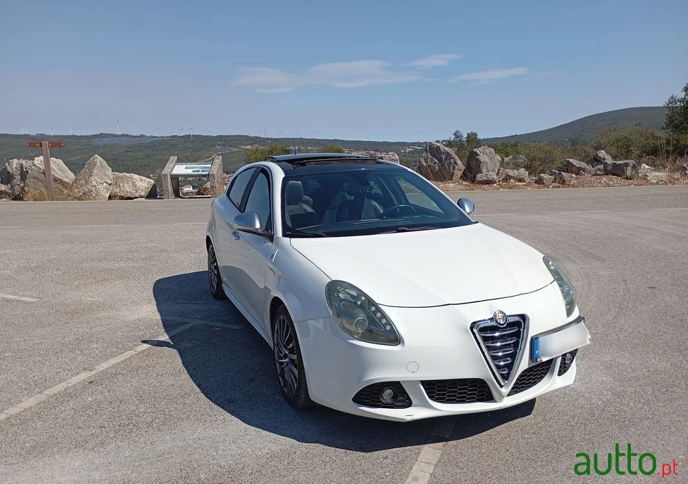 2011' Alfa Romeo Giulietta photo #6