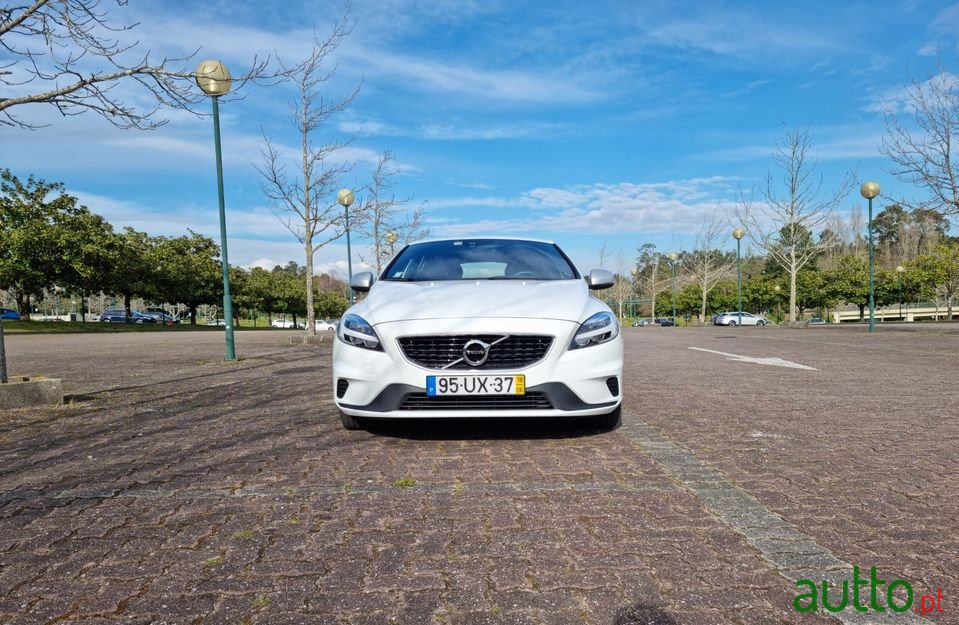 2018' Volvo V40 photo #2