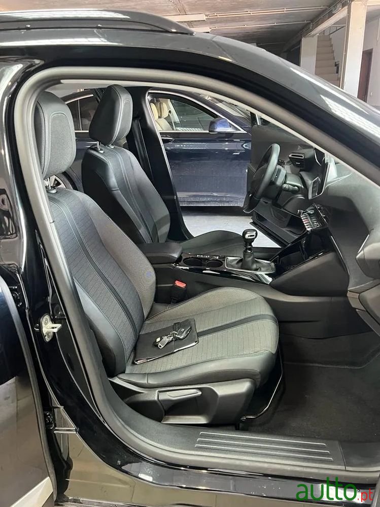 2022' Peugeot 2008 photo #2