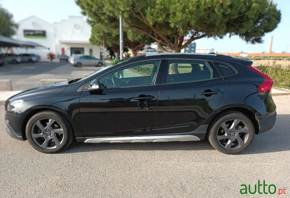 2014' Volvo V40 Cross Country photo #4