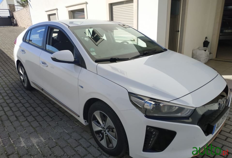 2018' Hyundai Ioniq photo #2