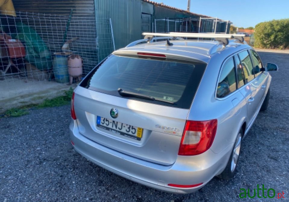 2012' Skoda Superb Break photo #3