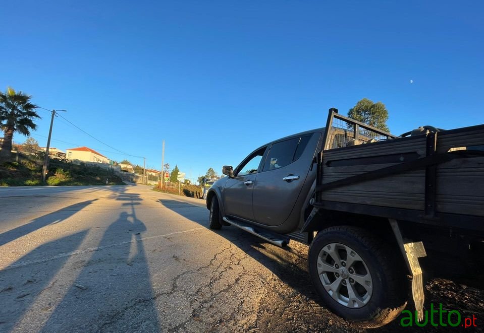 2010' Mitsubishi L200 photo #1