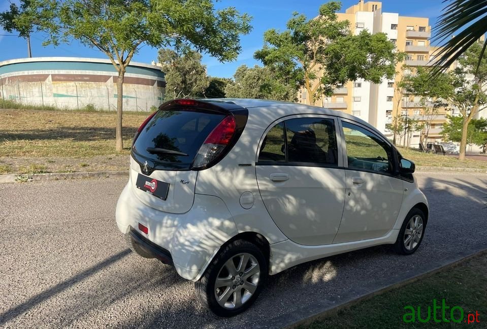 2011' Peugeot iOn photo #5