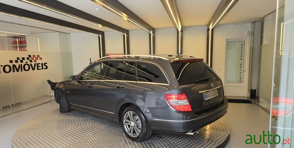 2010' Mercedes-Benz Classe C photo #3