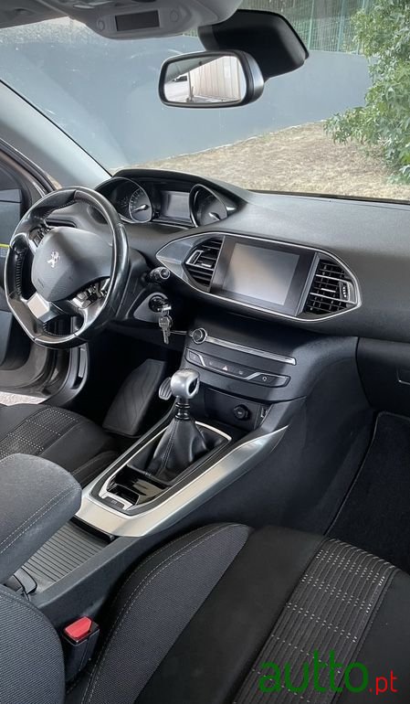 2015' Peugeot 308 photo #6