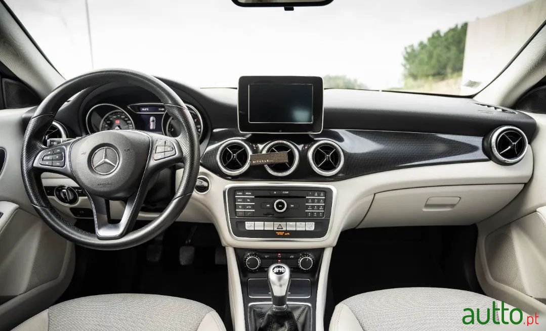 2016' Mercedes-Benz Cla-180 photo #3