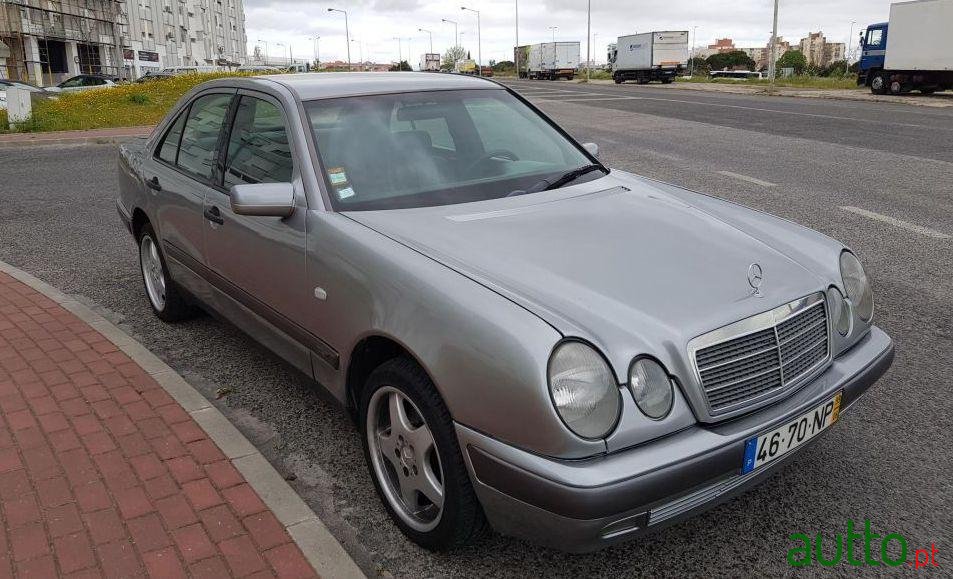 1999' Mercedes-Benz E-220 Cdi photo #3